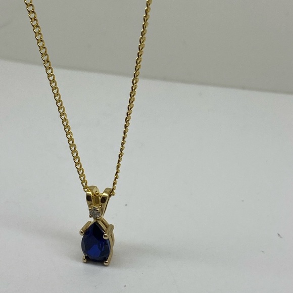 Elegant 14k yellow Gold 0.05 ct lab grown diamond with a9x6 blue sapphire